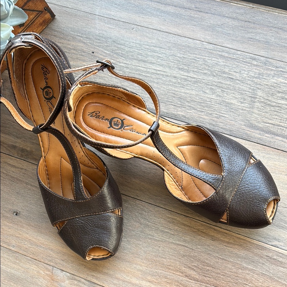 Elegant Born Crown Brown Leather Women's Heels - Picture 2 of 9